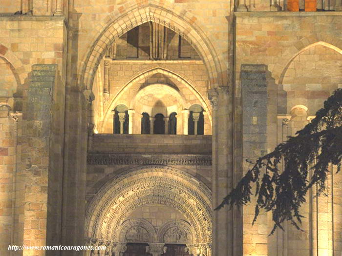 DETALLE NOCTURNO DEL HASTIAL DE PONIENTE